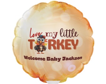 Puede incluir: Un globo redondo de color naranja y blanco con un pavo de dibujos animados que lleva gafas y un sombrero. El globo dice "Love my little TURKEY" y "Welcome Baby Jackson".