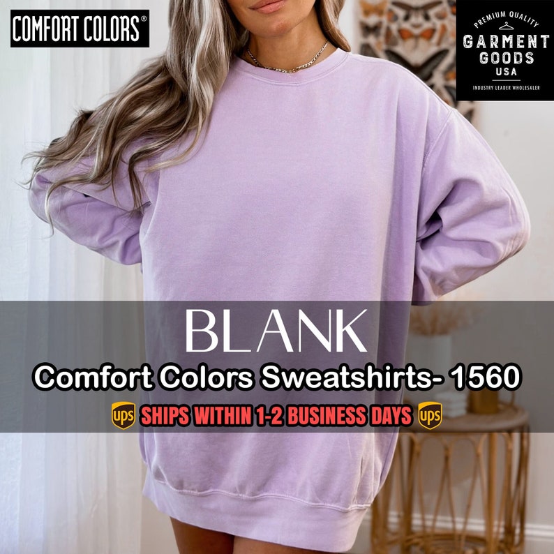 Puede incluir: Una sudadera de color lavanda sin estampado, con cuello redondo y mangas largas. La sudadera es de la marca Comfort Colors y es de talla 1560.