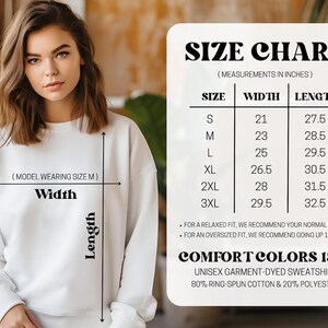 Puede incluir: Tabla de tallas para una sudadera unisex te&ntilde;ida en prenda. La tabla muestra las medidas de ancho y largo en pulgadas para las tallas S a 3XL. La sudadera est&aacute; hecha de 80% algod&oacute;n hilado en anillo y 20% poli&eacute;ster.