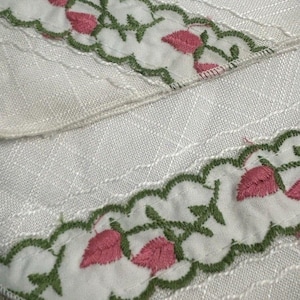 Set Of 2 Vintage Embroidered Linen Napkins Handkerchiefs Pink Flowers