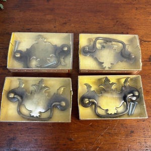 Set med 4 vintage National Lock Co antika engelska lådhandtag i mässing NOS - LÄS