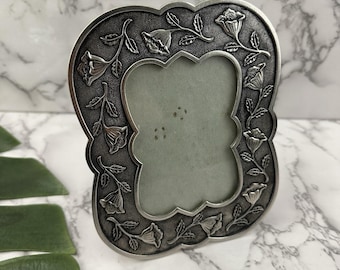 Vintage Y2k Silver Tone Floral Metal Picture Frame 3x4.5 Scallop Cottagecore
