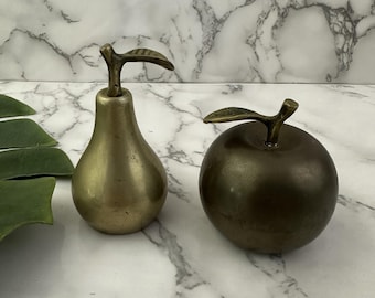 Set di 2 campanelle vintage anni '90 in ottone a forma di mela e pera, decorazione per la casa di campagna.