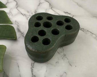 Soporte para flores de cerámica de estudio vintage, color verde oscuro, 11 agujeros, para ikebana.