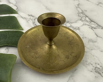 Portacandele piccolo in ottone vintage anni '90, con decorazioni floreali incise.