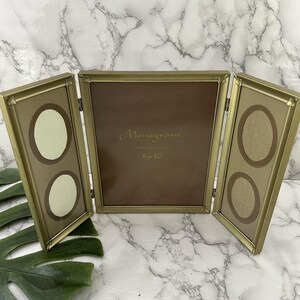 Marco de fotos plegable doble de metal de latón estilo vintage de los años 80 con monograma, tamaño 8x10, con detalles florales.