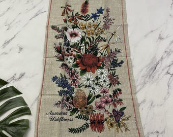 Vintage 70-tals kökshandduk i linne med australiska vildblommor, ny rödrosa blommig souvenir