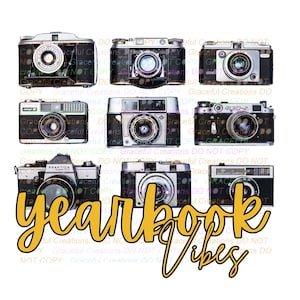 Puede incluir: Un collage de nueve cámaras vintage en blanco y negro y plata sobre un fondo blanco. La frase "yearbook vibes" está escrita en amarillo. Las cámaras varían en tamaño y diseño.
