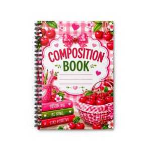 Pode incluir: Um caderno de espiral com fundo de xadrez rosa e uma etiqueta branca central com a inscrição COMPOSITION BOOK. A capa apresenta ilustrações de cerejas vermelhas, uma cesta rosa e três livros empilhados com as etiquetas DREAM BIG, BE KIND e STAY POSITIVE.