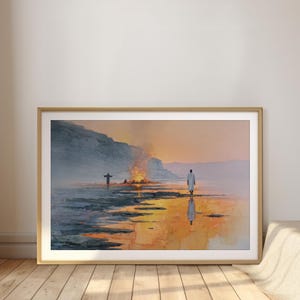 Peut inclure: Impression d'art encadrée représentant un paysage serein avec des personnages près d'un feu de joie au coucher du soleil. L'œuvre présente des tons chauds orange et jaune se reflétant sur l'eau, avec une chaîne de montagnes en arrière-plan. L'impression est encadrée dans un cadre doré.