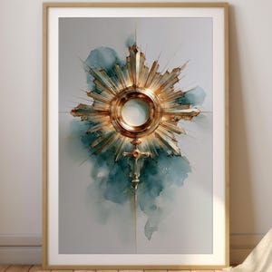 Op de afbeelding: Een ingelijste print met een gouden zonnestraalontwerp, een centrale cirkel en een kruis. Het kunstwerk maakt gebruik van een aquareleffect met turquoise en grijze tinten, wat een spiritueel thema oproept. De lijst is licht hout.