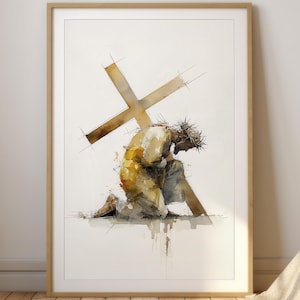 Op de afbeelding: Aquarel kunstdruk met een knielende figuur met een kruis op de rug. Het kunstwerk heeft een neutraal kleurenpalet met bruine en gele tinten en een doornenkroon. De afbeelding is ingelijst in een licht houten frame.