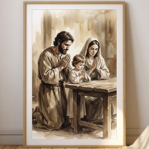 Può includere: Stampa ad acquerello di una famiglia che prega. L'opera raffigura un uomo, una donna e un bambino vestiti con abiti dai toni neutri, inginocchiati e che pregano a un tavolo di legno. L'immagine è incorniciata in una cornice di legno colorata.