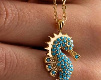 Collana con ciondolo a forma di cavalluccio marino – Collana in acciaio inossidabile placcato oro 18 carati con zircone per donna - Gioiello perfetto da indossare tutti i giorni o da regalare.