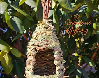 Natural Hummingbird House – Hand-Woven Grass Bird Nest, Hanging Outdoor Bird Hut for Garden, Wren & Finch Birdhouse, Rustic Garden Decor