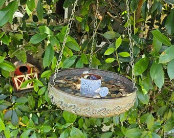 Mangiatoia per uccelli da appendere all'aperto, abbeveratoio in metallo per giardino, mangiatoia per uccelli da appendere per patio, cortile e terrazzo, stazione per uccelli rustica da esterno
