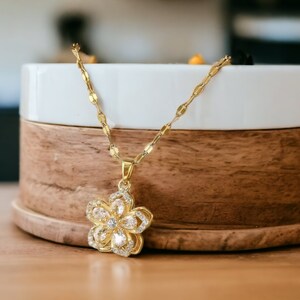 Women's Necklace with Rotating Five Petal Flower Pendant