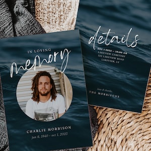 Può includere: Un biglietto commemorativo blu e bianco con una foto di un uomo con i dreadlocks. Il biglietto recita "In memoria affettuosa" e "Charlie Morrison, 8 gennaio 1940 - 1 ottobre 2023". Il retro del biglietto contiene i dettagli per una cerimonia commemorativa.