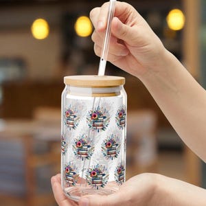 Bookish Blumenglas mit Strohhalm, 16 Unzen klarem gehärtetem Glas, Bambusdeckel & Tritan-Stroh, Eiskaffeeglas, Glas-Soda-Dose