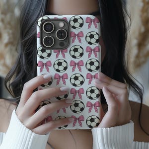 Stilvolle rosa Schleife Fußball Handyhülle für iPhone 16 15 14 Pro Max, S24 S23 Ultra, Pixel 9 8 Pro, perfektes Geschenk für Fußballliebhaber