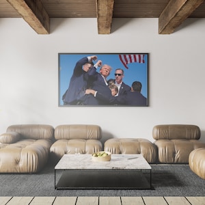 Arte mural de la victoria de Donald Trump tras el disparo, impresión de póster político, elecciones presidenciales de 2024, noticias de última hora, póster de Trump tras el disparo de 2024.