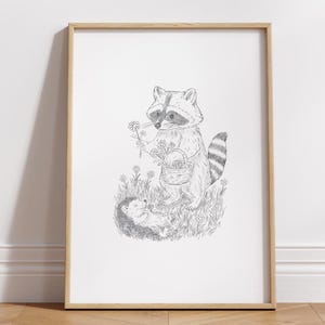 Gerahmtes Schlurpi der Waschbär Poster – Blumenwiese mit Igel und Waschbär Freunden | A4 Waldtier-Illustration | Sanfte Bleistiftzeichnung