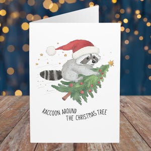 Waschbär Weihnachtskarten Set – 5er Pack Grußkarten, „Raccoon Around the Christmas Tree“, Semi-Glanz Finish, inkl. Umschläge