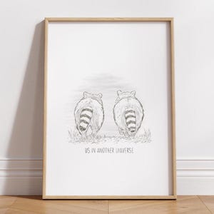 Us in Another Universe" wasbeer kunstprint – A4-formaat potloodschets – schattige dierenillustratie – ingelijste fine-art print