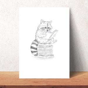 Waschbär Kunstprint – Schlurpi liest auf einem Bücherstapel | Süßer Bleistift-Sketch | A4 Poster | Exklusives Design