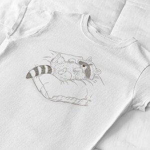 Schlurpi the Raccoon T-Shirt – Cozy Nap | Women’s Organic Cotton Shirt | Sketch-Style Raccoon Illustration