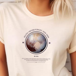 Pluto, glöm aldrig -- Kortärmad T-shirt -- Planet // Dvärgplanet // NASA // Rymden // Solsystemet // Månen // Mars // Jupiter // Saturnus