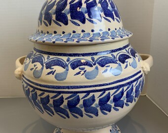 Jarrón decorativo de cerámica hecho a mano en hitos azules y blancos Cerámica Mayolica de Talavera de Gorky González en México, Cerámica de pieza central