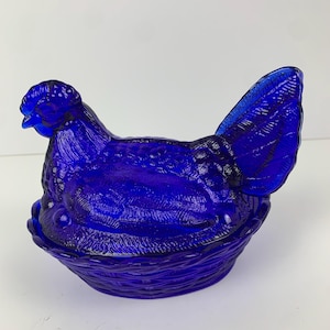 Dulcera con gallina azul cobalto en nido: decoración rústica vintage