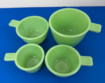 Jadeietgroen depressieve stijl glazen 4-delige nestbare maatbekerset gemarkeerde handgrepen - vintage stijl, keukengerei, boerderij, huisje