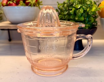 Pink Depression Style Glass Citrus Juicer Reamer | 2 Becher Messbecher | Vintage Style Zitronenpresse | Landhaus Küche Dekor