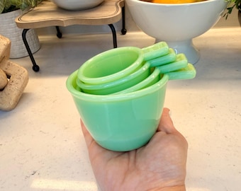 Jadeitgrün Depressionsstil Glas 4-teiliges Nesting Messbecherset Markierte Griffe - Vintage-Stil, Küchengeschirr, Bauernhaus, Cottage