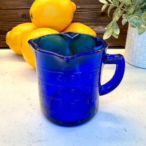 Taza medidora de vidrio azul cobalto con picos y marcadores - Estilo de la depresión, utensilios de cocina de estilo vintage, cocina, estilo rústico, tazón, retro