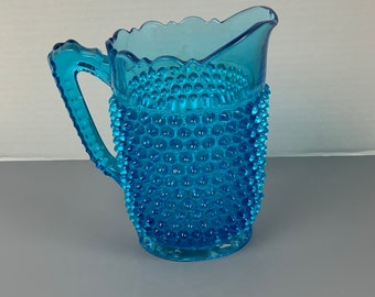 Frühes amerikanisches gemustertes Glas von Doyle & Company Glass Number 150 Hobnail Krug in Blau aus den 1880er Jahren Wunderschöner blauer Glaskrug