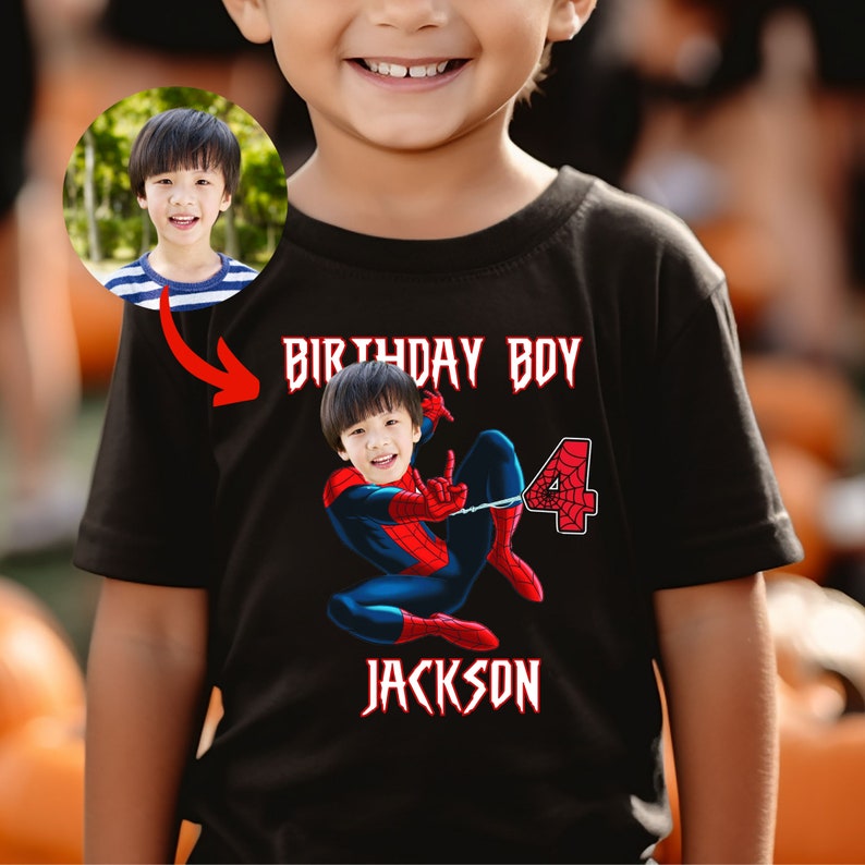 Puede incluir: Camiseta negra con un gr&aacute;fico de Spiderman que presenta la cara de un ni&ntilde;o en la m&aacute;scara del superh&eacute;roe. El texto "Birthday Boy" est&aacute; por encima del gr&aacute;fico y "Jackson" est&aacute; por debajo. El n&uacute;mero "4" est&aacute; al lado de Spiderman.