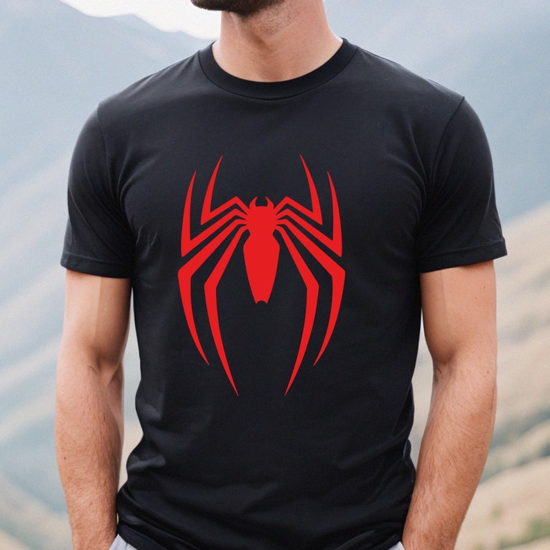 Op de afbeelding: Een zwart T-shirt met een rode spinprint op de voorkant.