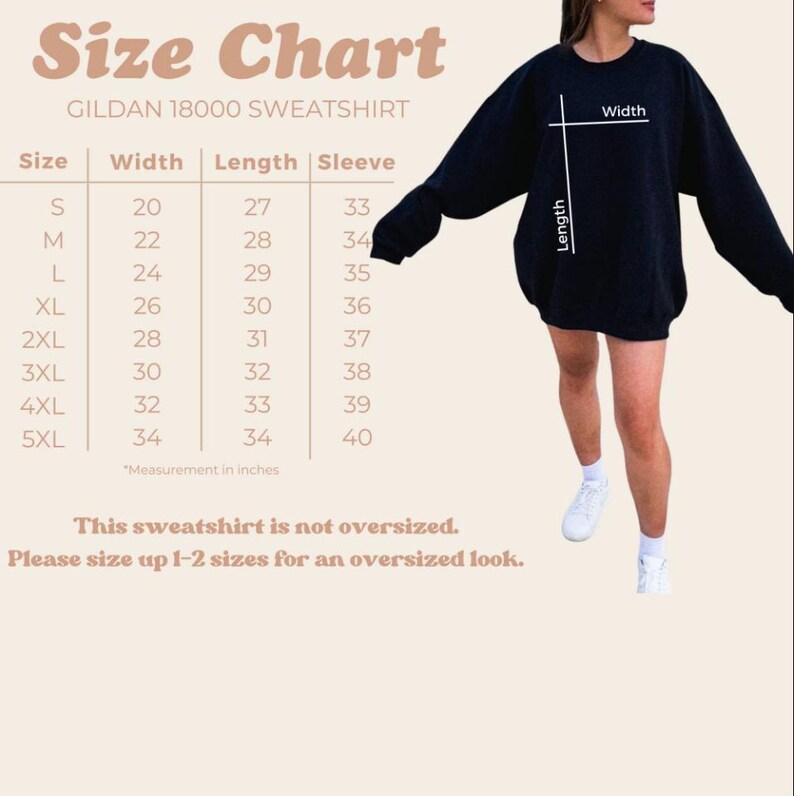 Op de afbeelding: Maattabel voor een Gildan 18000 sweatshirt, met afmetingen in inches voor maten S tot en met 5XL. De tabel bevat breedte-, lengte- en mouwmaten. De tekst adviseert om een maat groter te nemen.