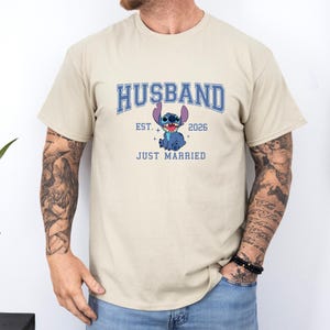 Op de afbeelding: Een witte keramische mok met een zwart handvat en de tekst "But First, Coffee" in een zwarte, vette letter. De mok staat op een houten oppervlak.