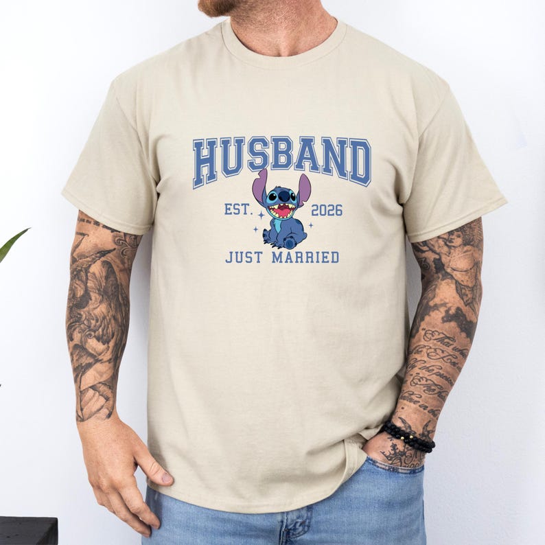 Op de afbeelding: Een witte keramische mok met een zwart handvat en de tekst "But First, Coffee" in een zwarte, vette letter. De mok staat op een houten oppervlak.