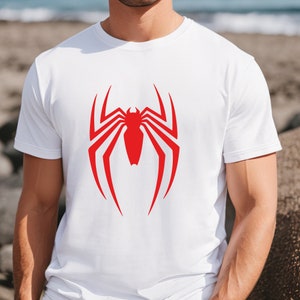 Op de afbeelding: Wit T-shirt met een rood Spiderman-logo geprint op de voorkant.