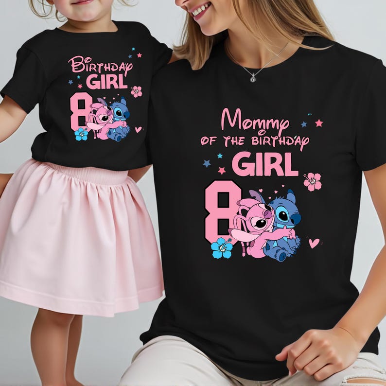 以下が含まれることがあります： お揃いのデザインの黒いTシャツ。1枚のシャツには、ピンクの数字8と漫画のキャラクターで「Birthday Girl」と書かれています。もう1枚には、ピンクの数字8と漫画のキャラクターで「Mommy of the Birthday Girl」と書かれています。