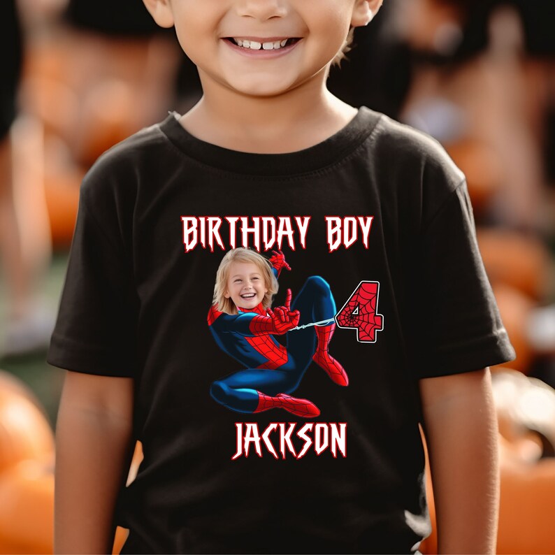 Puede incluir: Camiseta negra con un gr&aacute;fico de Spiderman rojo y azul, el texto "Birthday Boy" y el n&uacute;mero "4" en rojo. El gr&aacute;fico de Spiderman tiene la cara de un ni&ntilde;o en la m&aacute;scara. El texto "Jackson" est&aacute; debajo del gr&aacute;fico.