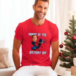 Puede incluir: Una camiseta roja con el texto "Mommy of the Birthday Boy" y una imagen de dibujos animados de Spiderman con la cara de un beb&eacute; superpuesta sobre la cara del personaje.