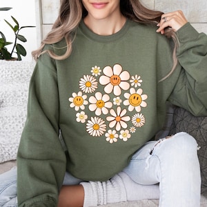 Smiley face Flower Daisy Sweatshirt, Cute Retro Summer Hoodie, Happy Daisy Tee, Graphic Tees for Women Sweater, Women T-Shirts, Summer
