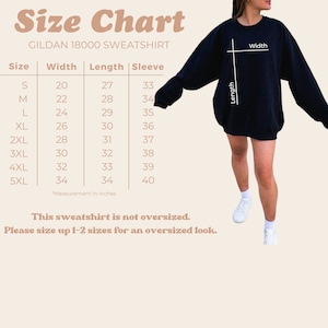 Peut inclure: Tableau des tailles pour un sweat-shirt Gildan 18000, indiquant les mesures en pouces pour la largeur, la longueur et la longueur des manches pour les tailles S &agrave; 5XL. Le tableau indique que le sweat-shirt n'est pas surdimensionn&eacute; et recommande de prendre une ou deux tailles au-dessus pour un look surdimensionn&eacute;.