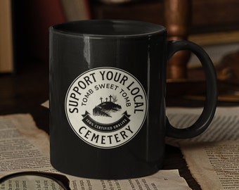 Taza de Halloween con el mensaje "Apoya a tu cementerio local", taza con humor negro, regalo para el director de la funeraria, taza del cementerio, taza de la temporada espeluznante, taza de café gótica divertida
